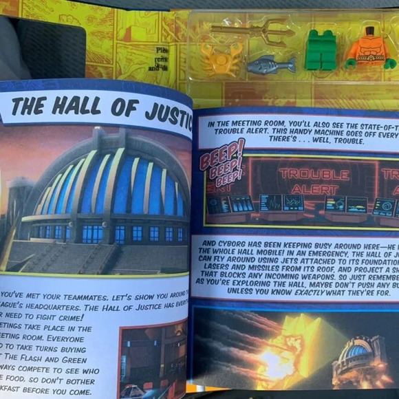 NEW Lego Super Heroes The Official Justice League Training Manual & Mini Figure - Picture 2 of 4